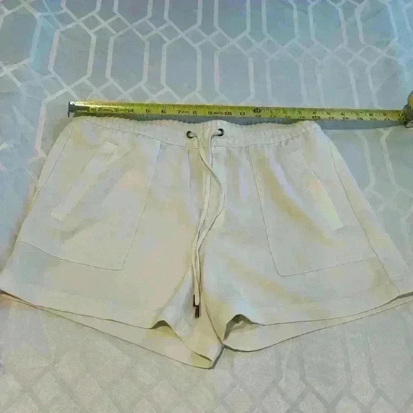 Cream Banana Republic sport shorts size medium - Picture 1 of 6